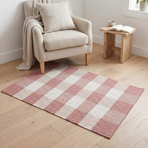 Tapis décoratif en coton tissé à la main à carreaux rose poudré pour chambre d'enfant et décoration intérieure contemporaine - Product Image 1