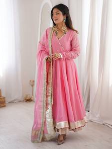 Robe Anarkali en soie organza Tabby, confectionnée à la main avec des détails en dentelle Gota Patti, avec un bas de lehenga et un dupatta. - Product Image 2