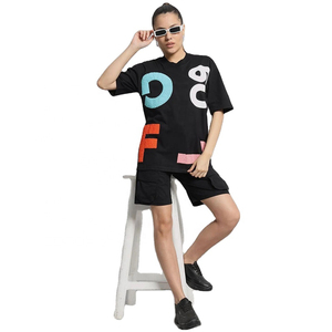 Ensemble deux pièces graphique pour femme : T-shirt noir coupe classique et short cargo imprimé abstrait coloré – Style décontracté streetwear en molleton de coton/bambou - Product Image 5