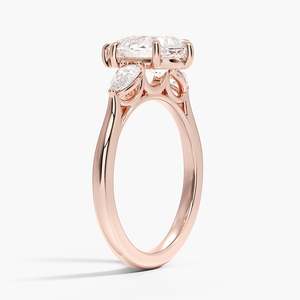 Anillo de compromiso con diamante de corte pera cultivado en laboratorio, con diamantes laterales en forma de pera, tres piedras, oro amarillo, rosa y blanco de 14K y 18K, artesanía fina. - Product Image 4