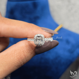 Bague de fiançailles en or blanc 10K avec halo de diamants de laboratoire taille coussin allongée 1 carat, certifiée IGI, et pavé de diamants - Product Image 4