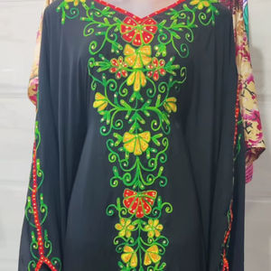 ชุดกะฟตันสีดำกลางคืนสุดหรู พร้อมงานปักลายดอกไม้สีสันสดใสด้วยมือ และรายละเอียดงานฝีมือแบบดั้งเดิม - Product Image 1