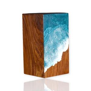 Urna de resina artesanal con diseño de olas oceánicas, caja conmemorativa de madera costera para guardar cenizas humanas de tamaño mediano, 9x5.5 pulgadas. - Product Image 1