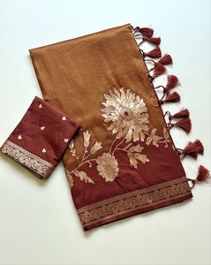 Sari traditionnel de luxe tissé à la main, teint à la main, couleur unie, avec richement orné de franges pour les occasions festives - Product Image 1