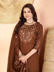 Ensemble Kurti, pantalon et dupatta en soie de qualité supérieure, brodé à la main, style traditionnel pour femmes, toutes saisons, extensible et à séchage rapide - Product Image 3