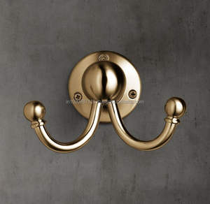 Fuertes ganchos de pared de Metal decorativos con elementos hechos a mano para soluciones de organización encantadoras y útiles - Product Image 1