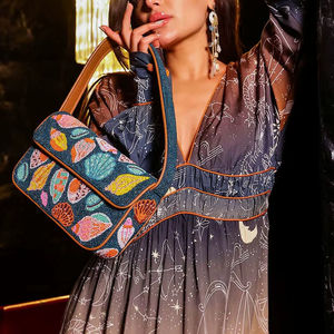 กระเป๋าคลัทช์ปักลูกปัดดีไซน์สวยงาม งานฝีมือประณีต ลวดลายดอกไม้แบบอาร์ติซาน ตกแต่งด้วยลูกปัดเม็ดเล็กเย็บมือ - Product Image 1