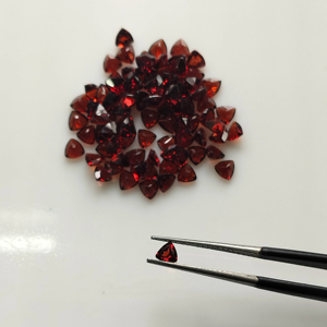 โกเมนสีแดงธรรมชาติ 4 มม. ทรงทริลเลียนคัท คุณภาพดีที่สุด พลอยเม็ดเดี่ยวสำหรับทำเครื่องประดับ - Product Image 1