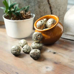 เพรู Pyrite ดรูซี่ร่วงลงหินขายส่งอัญมณี Tumbles รักษาคริสตัลคุณภาพระดับพรีเมียมเปรู pyrite จํานวนมากร่วงลงหิน