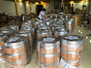 [ALTA CALIDAD] |   Mini Barril de Madera de Roble Hecho a Mano para Añejar Vino, Almacenamiento de Licores, Decoración de Mesa de Bar en Casa, Regalo, Vietnam - Product Image 6