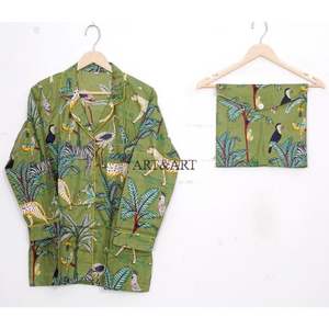 Ensemble de pyjama en coton doux et respirant imprimé à la main pour femmes, comprenant un haut boutonné et un pantalon confortable à taille élastique pour une nuit de sommeil relaxante - Product Image 2