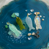 Pendentif poisson en calcédoine aqua, breloque poisson aqua sculptée à la main avec anneau doré, pendentif bijou inspiré de l'océan pour la création de colliers