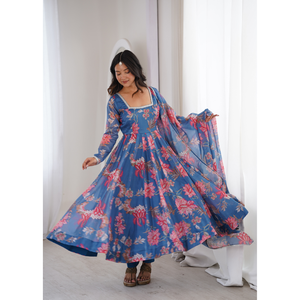 Robe Kali en organza floral de haute couture avec silhouette circulaire soutenue par un tissu, pantalon coordonné et dupatta en dentelle pour femme - Product Image 3