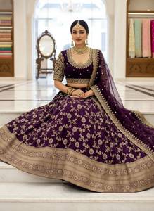 Conjunto Festivo de Lehenga Choli de Seda Jacquard Miragi con Lentejuelas, Bordado Zari y Dupatta de Georgette - Product Image 6