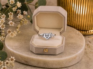 Bague de fiançailles romantique en moissanite taille cœur 1 carat avec bande croisée en argent 925, cadeau idéal pour les amoureux - Product Image 3