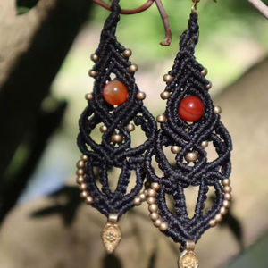 ต่างหูห้อยระย้าสไตล์วินเทจทำมือสีดำประดับด้วยเชือกถักแบบมาคราเม่ ชุบเงิน งานฝีมือโบโฮ ขายส่ง - Product Image 1