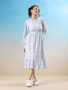 Robe blanche à carreaux, coupe ajustée et évasée, col en V, manches trois-quarts évasées, longueur genou, ourlet évasé, en tissu crêpe - Product Image 2