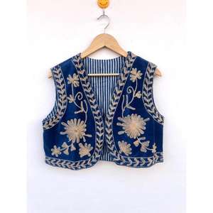 Gilet traditionnel bleu en coton brodé de fleurs, style Suzani, manteau court vintage respirant, cadeau pour elle, vêtement d'extérieur chaud - Product Image 1