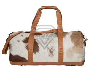 Bolsa de lona personalizada de cuero genuino de vaca con pelo real, estilo vintage occidental, para viaje, fin de semana o gimnasio. - Product Image 1