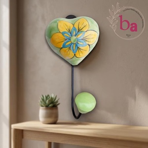 Crochet mural en céramique en forme de cœur avec motif floral, fait main, motif de fleurs vertes et jaunes, crochet simple pour la décoration de la maison - Product Image 1