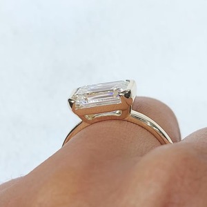 Bague de fiançailles en diamant de laboratoire taille émeraude 3 carats, style classique solitaire taille émeraude - Product Image 2