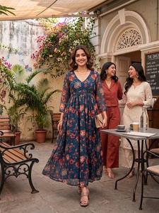 Robe midi en mousseline Alfino tendance la plus vendue avec un design féminin pour les rassemblements décontractés et les événements sociaux, disponible à la vente - Product Image 3