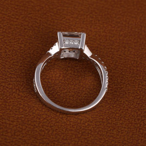 Bague classique de haute qualité en or blanc massif 14 carats, sertie de diamants de laboratoire taille princesse à quatre griffes de 1,5 carat, avec pavé et bande torsadée - Product Image 3