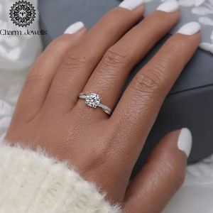 Anillo de compromiso de moissanita con corte cojín para mujer, chapado en oro de 18 quilates y plata, con engaste clásico de puntas y banda pavé. - Product Image 2