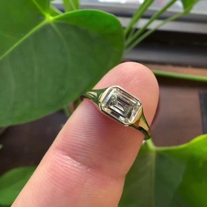 Anillo de Compromiso East West de 1 Quilate con Engaste de Bisel, Oro Amarillo de 14K, Joyería Fina con Diamantes, Certificado IGI, Claridad VVS, Color EF - Product Image 4