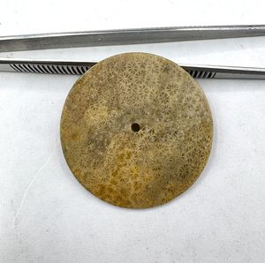 Cadran de montre en pierre précieuse de corail naturel |   Montre de luxe personnalisée, coupe plate, classique, élégante, vintage, 37 mm, épaisseur 1,5 mm, modèle K Gems 1820W - Product Image 2