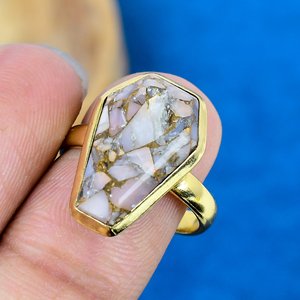 แหวนพลอยโอปอลสีชมพูรูปโลงศพทำมือ ชุบทอง 18k บนตัวเรือนเงินแท้ 925 - Product Image 3