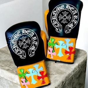 ถุงมือชกมวยหนังแท้คุณภาพสูง ตกแต่งโครเมียมฮาร์ท ระบายอากาศได้ดี ปิดแบบผูกเชือก พิมพ์ลายซิลค์สกรีน สำหรับฝึกซ้อมและต่อสู้ - Product Image 4