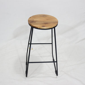 Tabouret de bar ComeHome avec assise en bois d'acacia naturel, pieds en fer thermolaqué noir et patins rectangulaires en plastique - Product Image 5