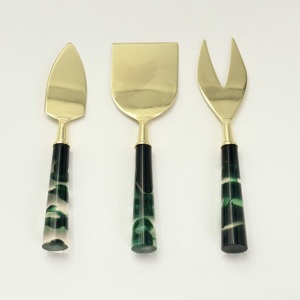 ชุดชีสโลหะสีทองสุดฮิต พร้อมด้ามจับเรซิ่นสีดำ บรรจุในกล่อง สำหรับโต๊ะอาหารเช้า ชุดอุปกรณ์ทาเนยและชีส - Product Image 3