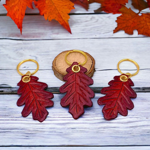 Cheval à bascule décoratif en cuir fait main avec surpiqûres détaillées, selle et perles aux couleurs vives, parfait comme ornement décoratif de fêtes - Product Image 6
