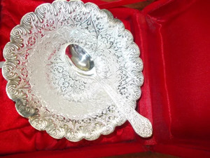 Bol artisanal plaqué argent avec cuillère, bol à fruits secs en métal royal pour cadeau de mariage et usage hôtelier - Product Image 3