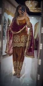 Lanzamiento del nuevo conjunto de fiesta de diseñador con top de seda Fendi pesada con bordado de hilo y lentejuelas, y conjunto Farshi & Dupatta. - Product Image 3