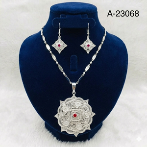 ชุดเครื่องประดับ MOLL JEWELLERS สไตล์อินเดียทันสมัย ชุบทอง 24K ทำจากโลหะผสมสังกะสี ประดับดอกไม้และเพชรซิร์คอน รับรองโดยบุคคลที่สาม เหมาะสำหรับงานแต่งงานของผู้หญิง - Product Image 6