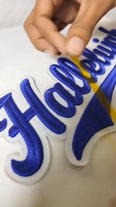 Vente en gros de patchs, appliques et badges brodés 3D personnalisés avec logo vL, à coudre ou à thermocoller pour vêtements - Product Image 2