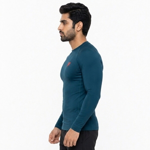 Rashguard pour hommes athlètes, conçu avec des matériaux respirants, une gestion de l'humidité et une coupe confortable pour l'entraînement intense. - Product Image 3