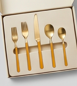 Juego de cubiertos modernos en oro con acabado mate y mangos naranjas, aptos para lavavajillas, para uso en cenas de boda. - Product Image 6