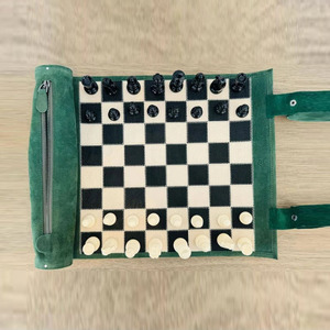 Juego de ajedrez enrollable de cuero verde con bolsa de almacenamiento con cremallera, tablero de juego de estrategia portátil y piezas modernas para jugar en viajes. - Product Image 1