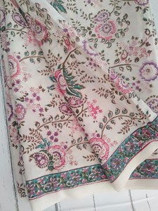 Tela de algodón estampada a mano con diseño floral paisley blanco, tela de algodón suave hecha a mano en India, material para vestidos estilo mogol. - Product Image 3