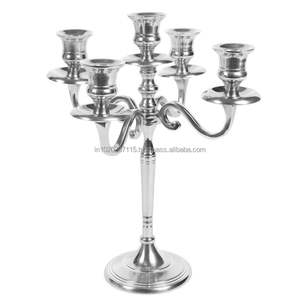 Candelabro de aluminio pulido a mano con curvas clásicas para temas vintage y configuraciones de decoración de eventos - Product Image 3