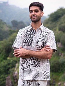 เสื้อเชิ้ตผ้าฝ้ายพิมพ์ลายมือสีแดงสำหรับผู้ชาย ลายพิมพ์ดอกไม้สไตล์ราชสถาน ไจปุรี เสื้อลำลองใส่สบายสำหรับฤดูร้อน แขนสั้น ติดกระดุม - Product Image 4