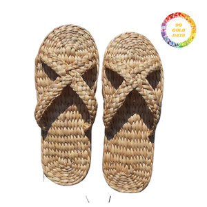 Chaussons chics en jacinthe d'eau, faits main en jonc de mer, pour le merchandising visuel professionnel et les ventes de mode - Product Image 6