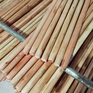 Vente en gros Bâton de balai verni Manche de balai <span class=keywords><strong>Prix</strong></span> d'usine Bâton en bois pour balai moins de 1 dollar Article ménager - Product Image 1