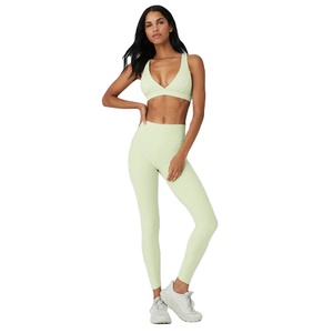Ensemble de yoga élégant et confortable de couleur blanche pour femmes à la mode soutien-gorge de sport enveloppant avec leggings taille moyenne - Product Image 1