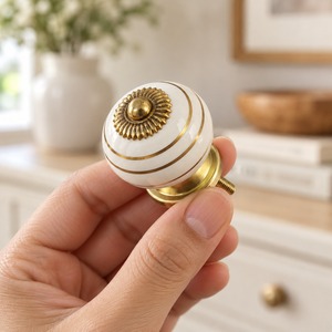 Poignée de tiroir décorative ronde en céramique or blanc ivoire de luxe SHUBHAM pour meubles - Product Image 4