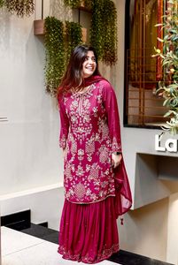 Présentation du nouveau look de soirée de créateur : haut, pantalon palazzo et dupatta avec broderies riches. - Product Image 3